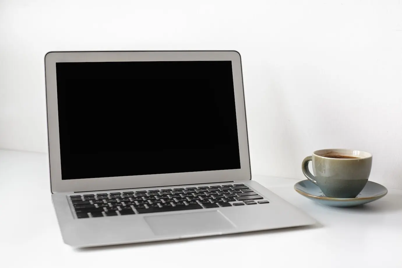 Arbeitsplatz mit einem Laptop und Dekoration